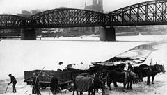 Krutá zima roku 1929: v Praze se na zamrzlé Vltav bruslilo.