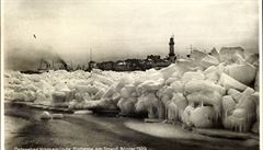 Krutá zima roku 1929: led sevel pístav v nmeckém Warnemünde.