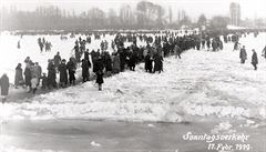 Krutá zima roku 1929: lidé korzují po zamrzlém Rýnu.