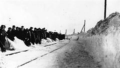 Krutá zima roku 1929: odklízení sněhu na železnici v Černé ve Slezsku. | na serveru Lidovky.cz | aktuální zprávy