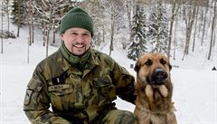 Armádní kynolog Petr Beka a sluební pes Doky.