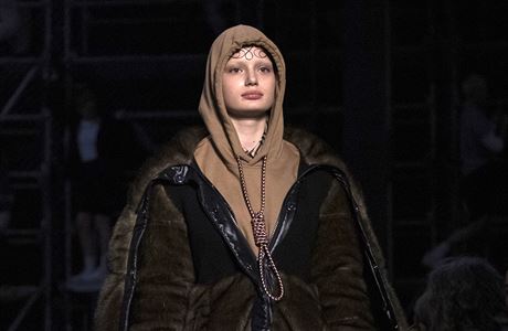 Znaka Burberry se musela omluvit za kontroverzní model s provazem obence