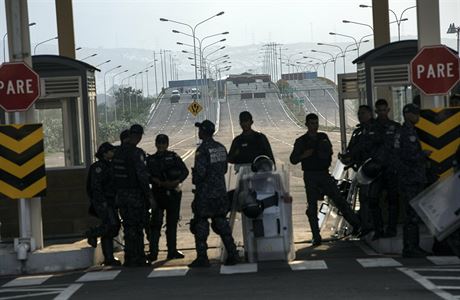 Venezuelsk vlda nadila sten uzavt hranice s Kolumbi, a to v mstech,...