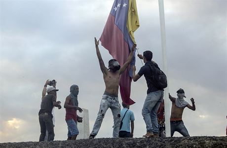 Maduro, kterho rozlila podpora Guaida kolumbijskou vldou pak oznmil, e...