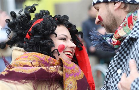 Ansambel rakyat MLADINA mengurus karnaval di Pilsen.