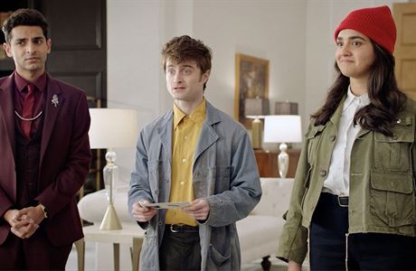 Craiga (Daniel Radcliffe, uprosted) a Elizu (Geraldine Viswanathanová, vpravo)...
