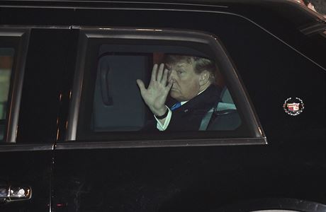 Trump mv z auta po pletu na letit v Hanoji.