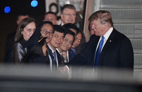 Uvítání Donalda Trumpa na letiti v Hanoji.