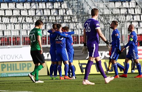 Utkání první fotbalové ligy mezi týmy SK Sigma Olomouc (v modrém) a 1. FK...