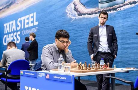 Současný norský mistr světa v šachu Magnus Carlsen sleduje bývalého indického...