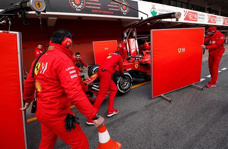 Nov posila Ferrari Charles Leclerc bhem testovn v Barcelon.