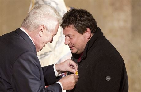 Prezident Milo Zeman udluje sttn vyznamenn reisrovi Robertu Sedlkovi.