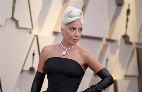 Lady Gaga ohromila na Oscarech diamantem ze Sndan u Tiffanyho. Zpvaka...