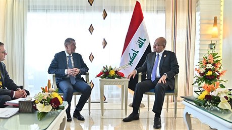 Andrej Babi a irácký prezident Barham Sáli na úvodu summitu Evropské unie a...