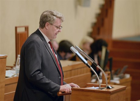 Senátor Stanislav Grospi (KSM) na schzi horní parlamentní komory v Praze.
