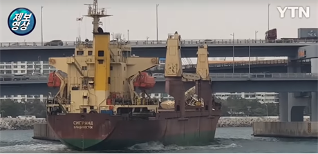 Ruská loď narazila do silničního mostu v Jižní Koreji.