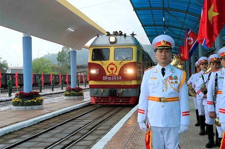 Vietnamtí vojáci hlídají vlak, který pivezl severokorejského vdce Kim...