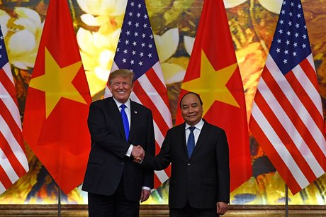 Americký prezident Donald Trump a vietnamský premiér Nguyen Xuan Phúc na archivním snímku.