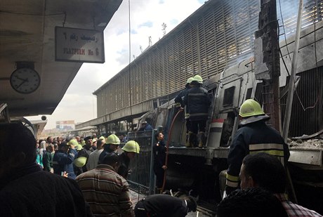 Záchranái u vlaku na hlavním nádraí v Káhie.