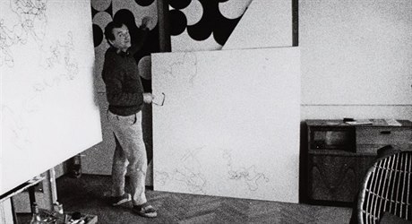 Pohled do zákulisí. Zdenk Sýkora ve svém ateliéru v Lounech v roce 1975.