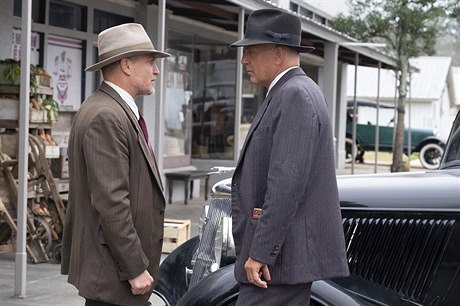 Woody Harrelson a Kevin Costner jako detektivové ve výslub. Snímek The...