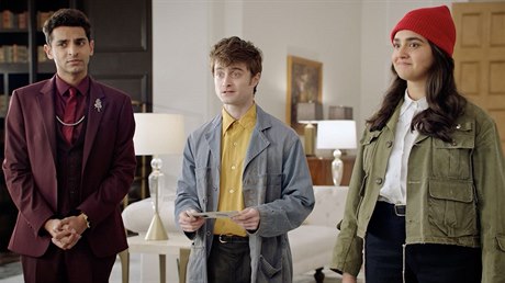 Craiga (Daniel Radcliffe, uprostřed) a Elizu (Geraldine Viswanathanová, vpravo)...