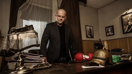 Hynek �ermák jako rázný �editel divadla Blanchard Petr Kalu�a.