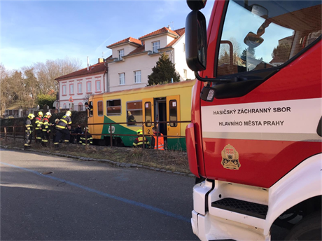 Hasii a policisté vyvedli z vlaku asi 60 cestujících.