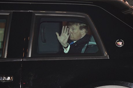 Trump mává z auta po píletu na letit v Hanoji.