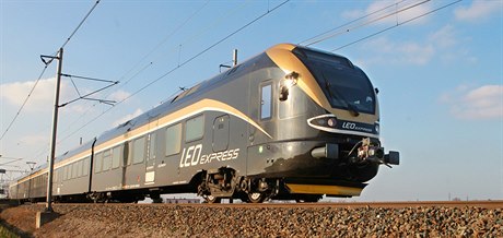 Černo-zlatá souprava nového železničního dopravce Leo Express