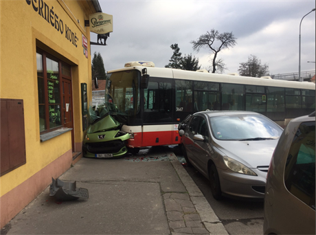 Sráka autobusu s osobním autem v praských Hodkovikách.