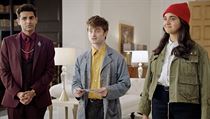 Craiga (Daniel Radcliffe, uprosted) a Elizu (Geraldine Viswanathanov, vpravo)...