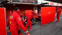 Nová posila Ferrari Charles Leclerc během testování v Barceloně.
