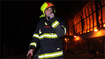 Destky jednotek hasi zasahovaly v noci na pondl v prask Michli u poru...