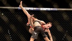 Lucie Pudilová (v �erveném) v souboji s Liz Carmoucheovou