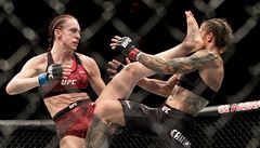 Lucie Pudilová (v �erveném) v souboji s Liz Carmoucheovou