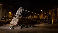 Ti aktivisté v noci na tvrtek v Gdasku na severu Polska strhli pomník...