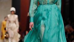 V kolekci je �asto pou�ité vrstvení materiál�, pracuje také s pr�hledností.