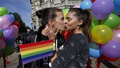 Aktivistky se líbají bhem pochodu za práva homosexuál v Blehradu.