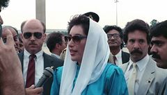 Pákistánská premiérka Benazir Bhutto porodila dceru Bakhtawar v roce 1990.
