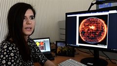 Lenka Zychová v Belgickém institutu vesmírné aeronomie v Bruselu sleduje, jak...