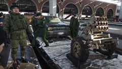 Ruský voják stojící vedle podomácku vyrobeného minometu, který se pedstaví ve...