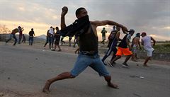 Lidé na hranici mezi Venezuelou a Brazílií házeli kameny.