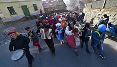 Úastníci vyrazili na pochod z dvora domu z Loubí, poté proli celou vesnicí.