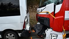 Nehoda tí hasiských aut a dodávky v ulici Na Petinách.