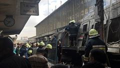 Záchranái u vlaku na hlavním nádraí v Káhie.