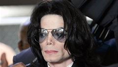 Michael Jackson se prý tajně léčí s rakovinou 