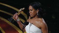 Regina Kingová zvedá Oscara za vedlej�í roli ve filmu If Beale Street Could...