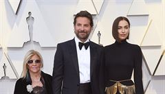 Gloria Campanová, Bradley Cooper a Irina Shayková na slavnostním oscarovém...