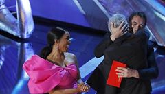 Alfonso Cuarón s filmem Roma pebírá Oscara za nejlepí zahraniní film....